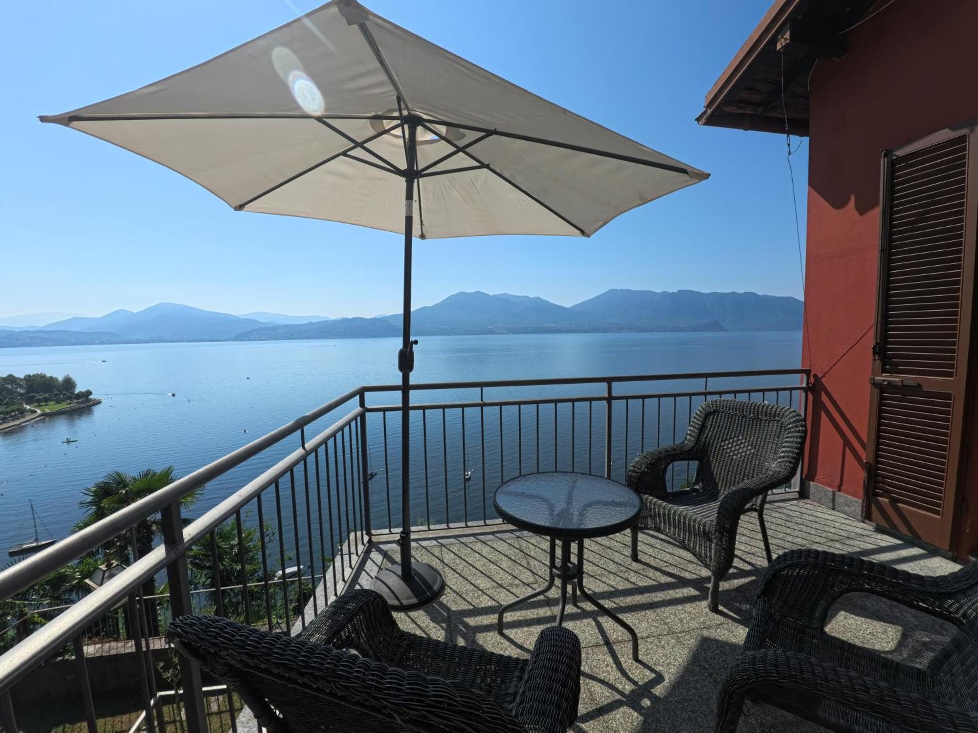 Zimmer mit Kingsize-Bett und Seeblick